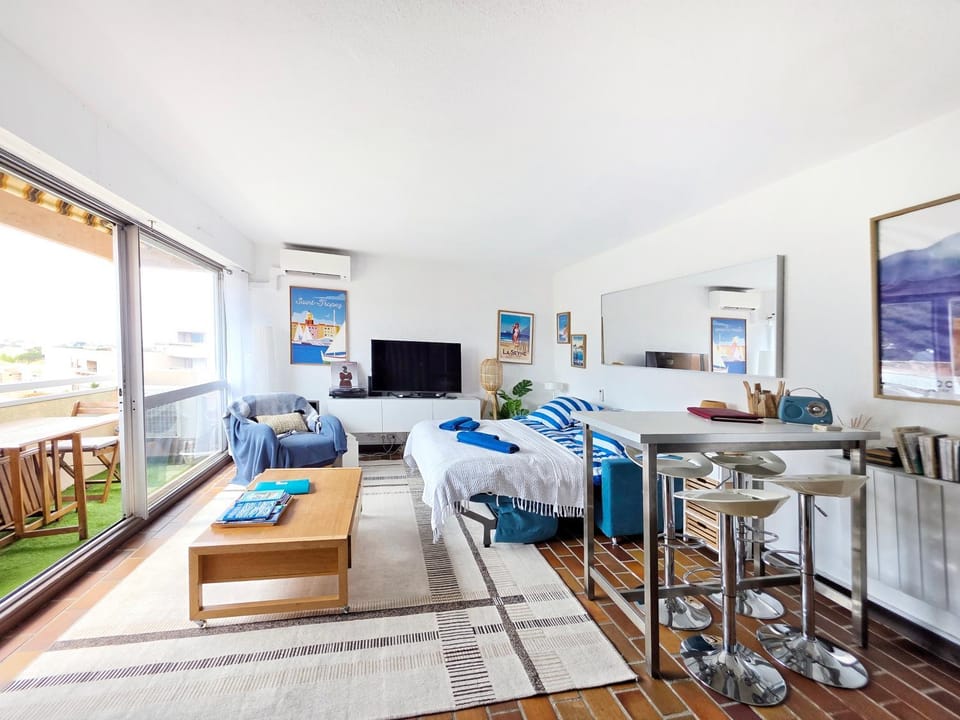 Living room, Sea view