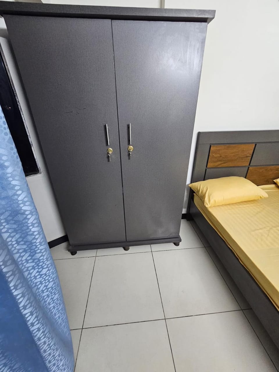 Photo of the whole room, Bedroom, wardrobe