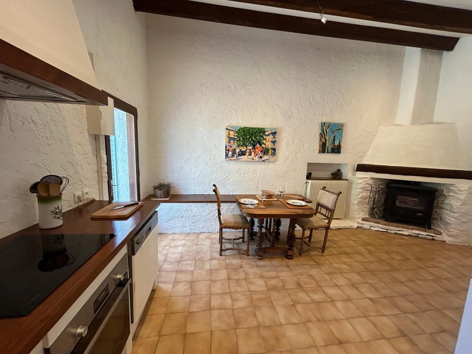 Kitchen or kitchenette, Living room, Seating area, Dining area, stove
