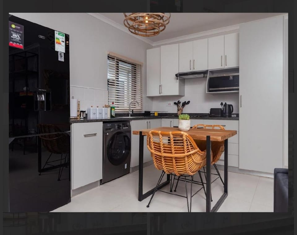 Kitchen or kitchenette, Dining area, oven, stove, toaster