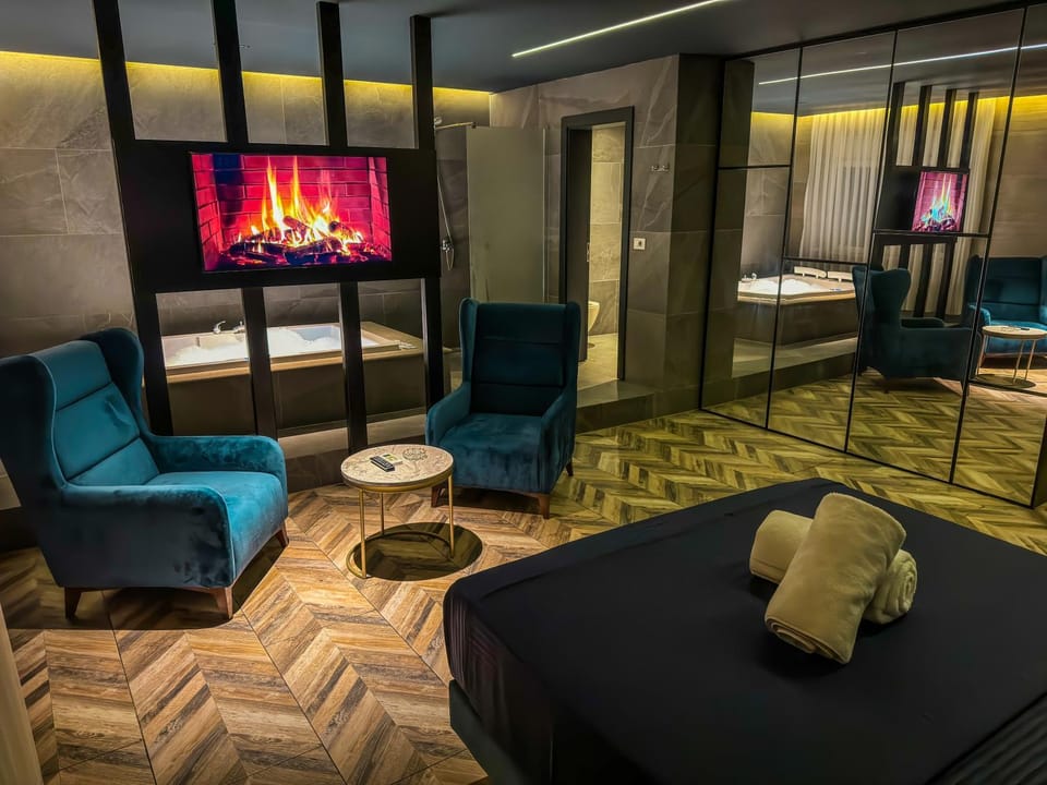 Photo of the whole room, Seating area, Bedroom