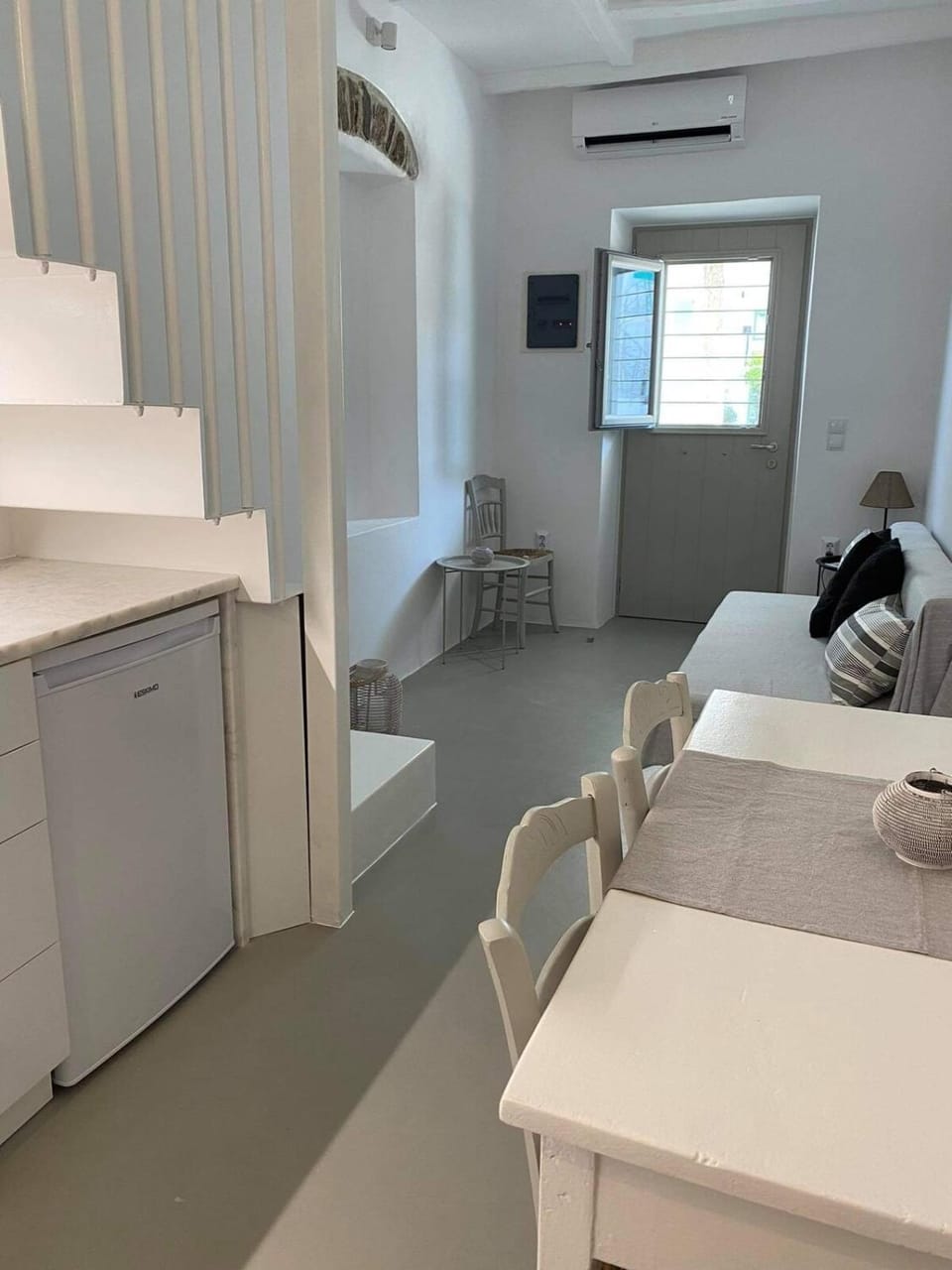 Bed, Photo of the whole room, Seating area, Dining area