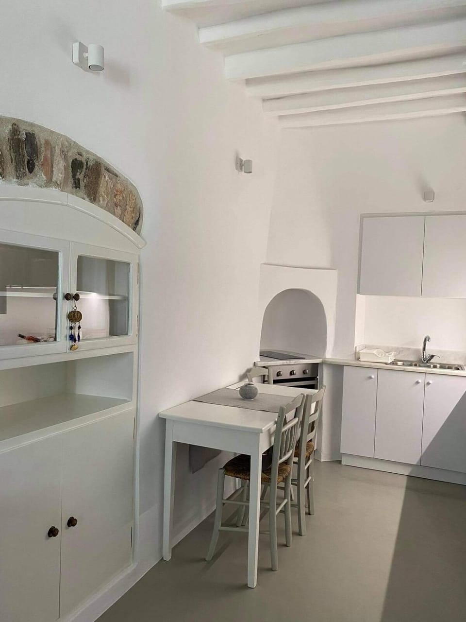 Kitchen or kitchenette, Dining area, stove