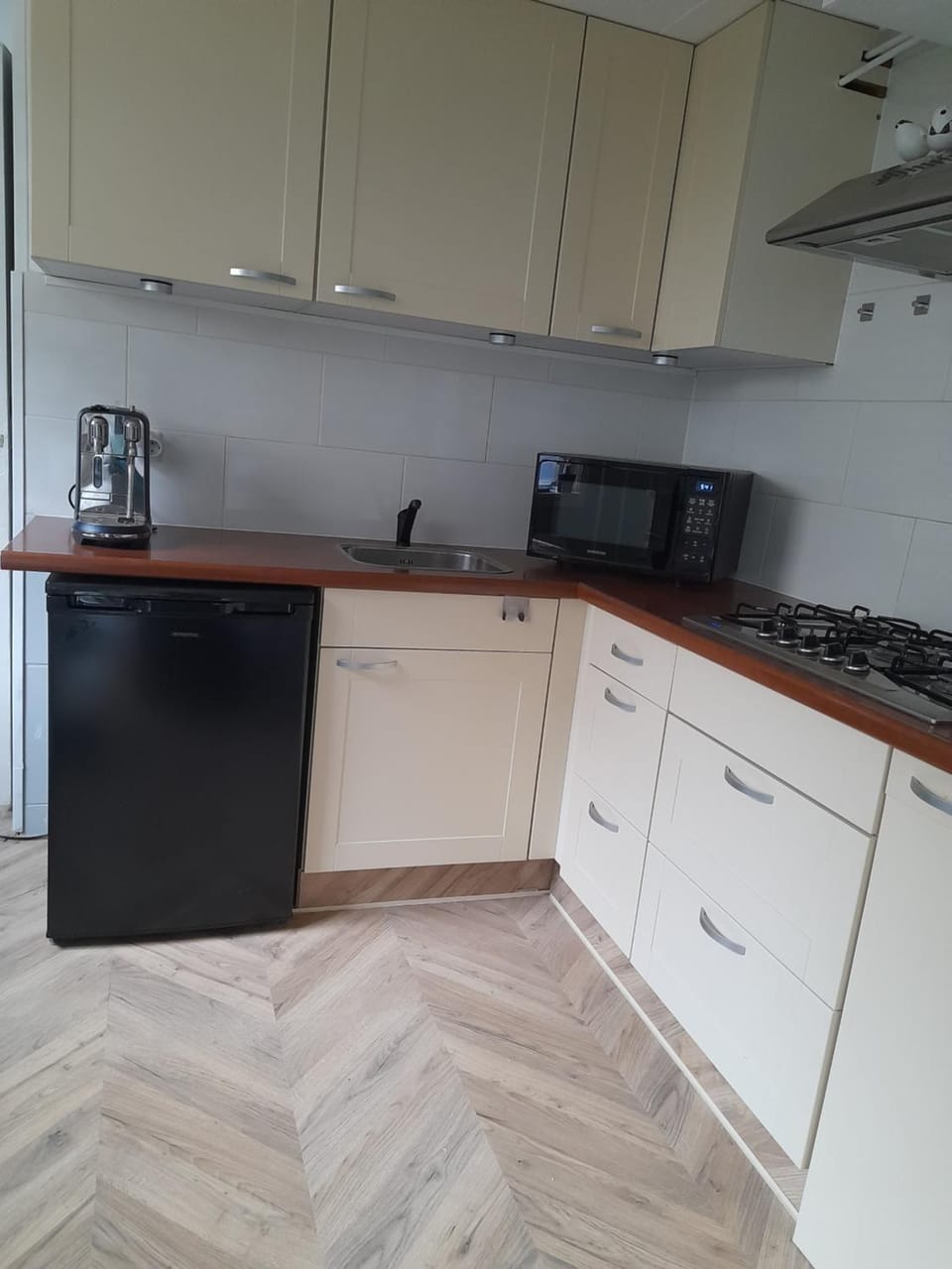 Coffee/tea facilities, Kitchen or kitchenette, stove