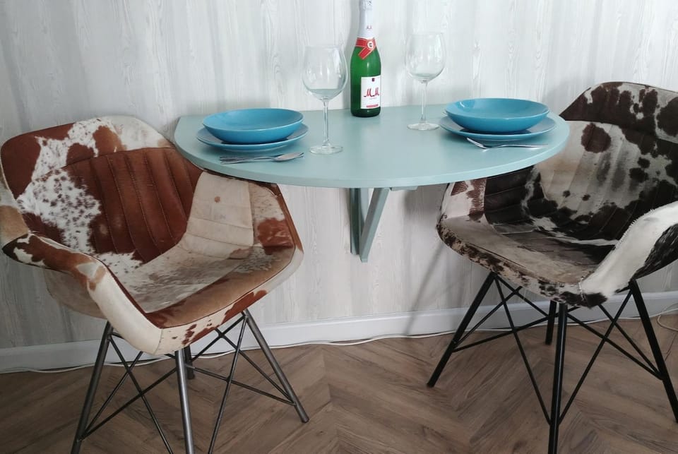 Living room, Food and drinks, Dining area