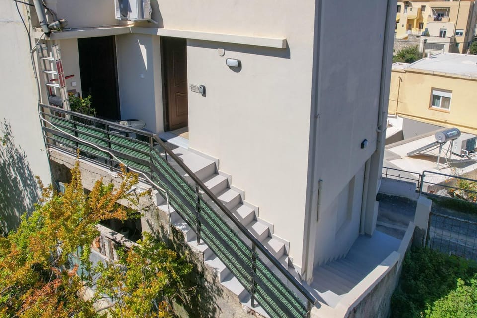 Property building, Facade/entrance, Day, Balcony/Terrace