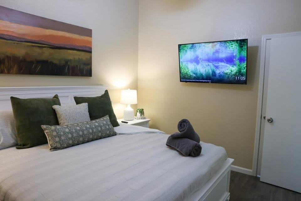 Sequoia Serenity 4 Miles to Sequoia Park Entrance King Bed EV House in Three Rivers
