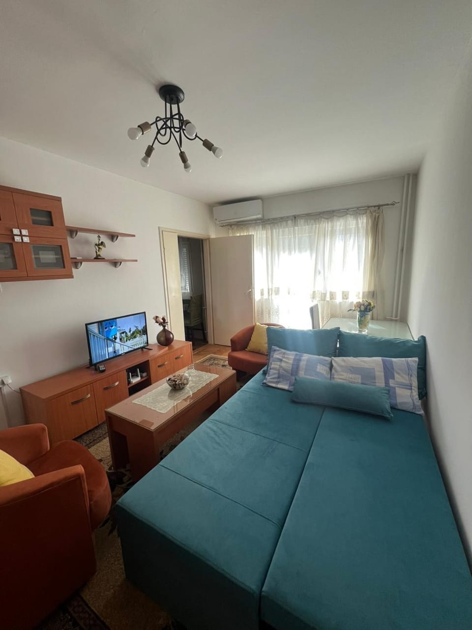 Communal lounge/ TV room, Bed, TV and multimedia, Living room, Photo of the whole room, Seating area, Evening entertainment, Bedroom