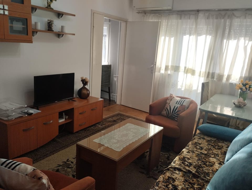 Communal lounge/ TV room, TV and multimedia, Living room, Seating area, Evening entertainment
