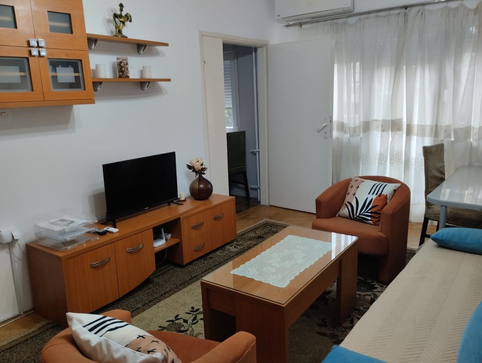 Communal lounge/ TV room, TV and multimedia, Living room, Seating area, Evening entertainment