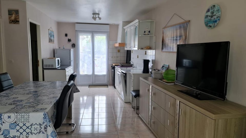 Dining area, dishwasher, oven, pet friendly, stove
