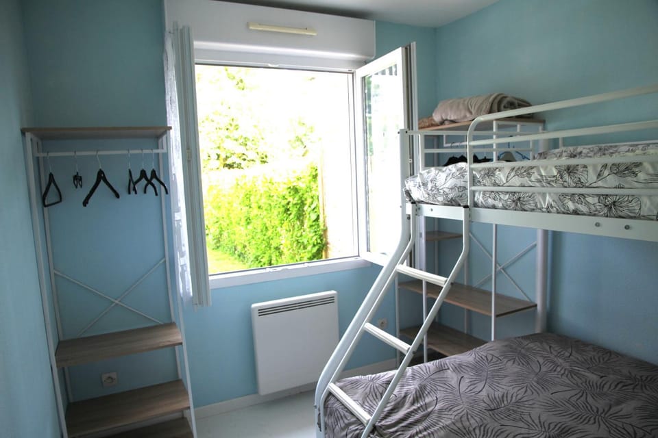 Bedroom, bunk bed