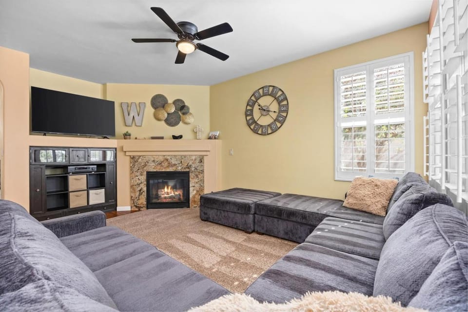 TV and multimedia, Living room, Seating area, fireplace
