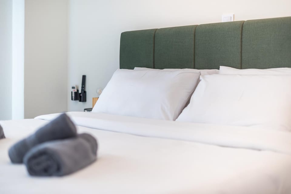 Bed, Bedroom, towels