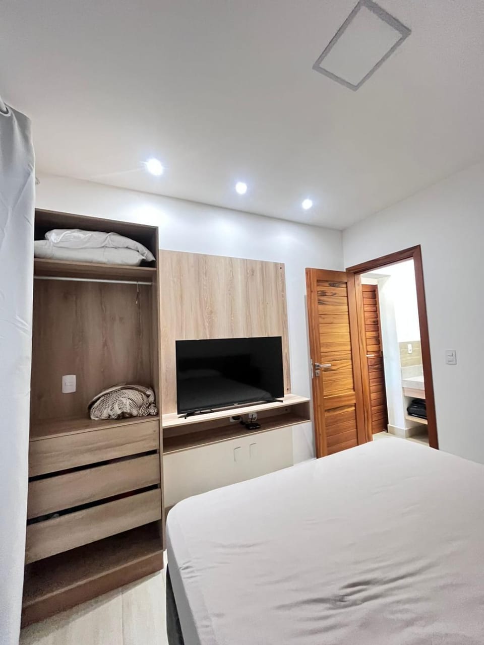 Bed, TV and multimedia, Photo of the whole room, Bedroom