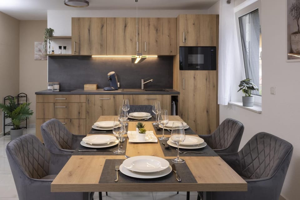 Kitchen or kitchenette, Dining area