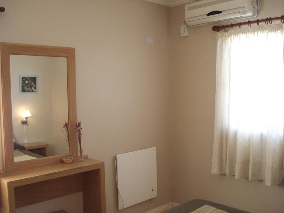 Photo of the whole room, Decorative detail