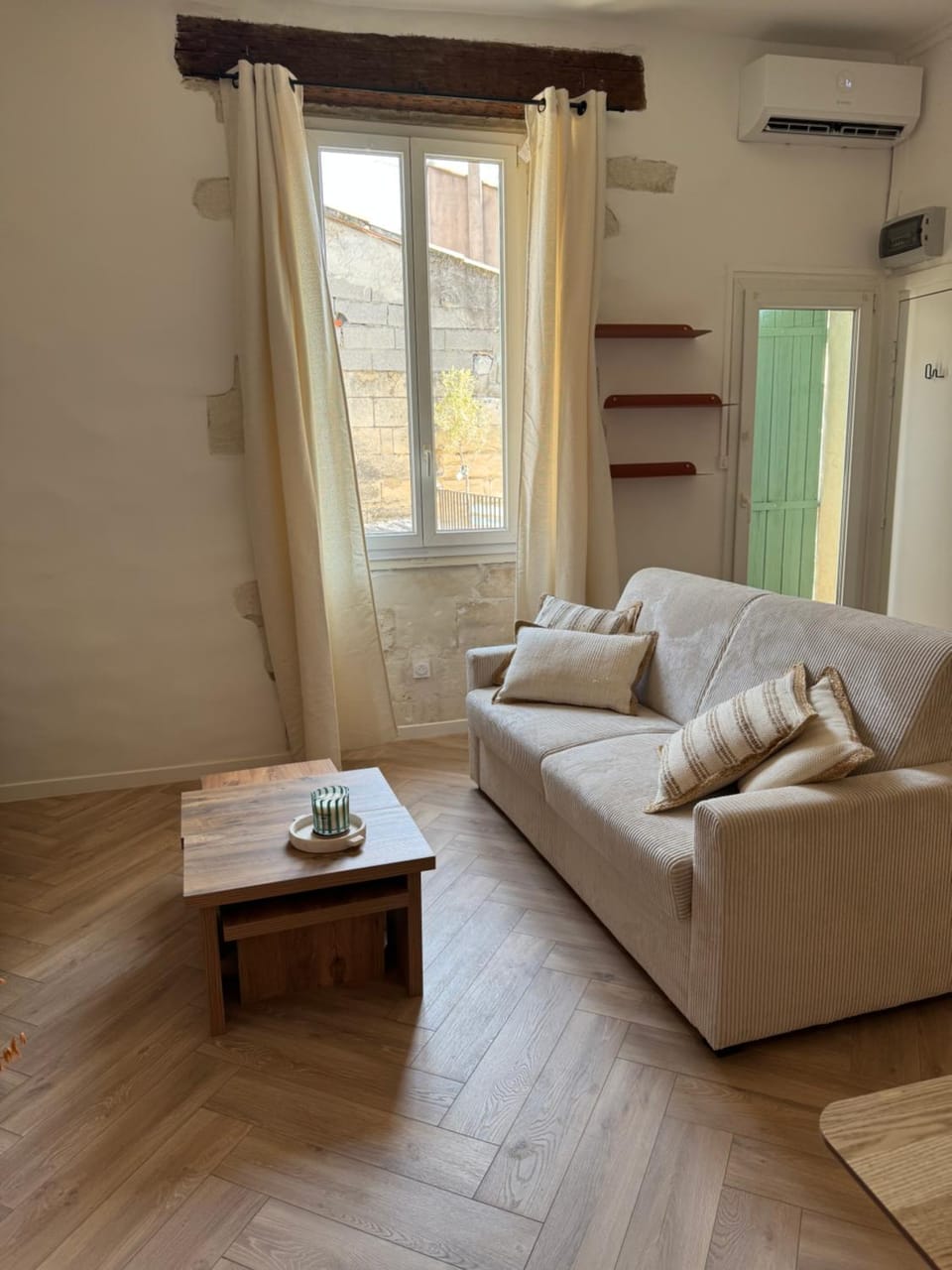 Living room, Seating area, air conditioner