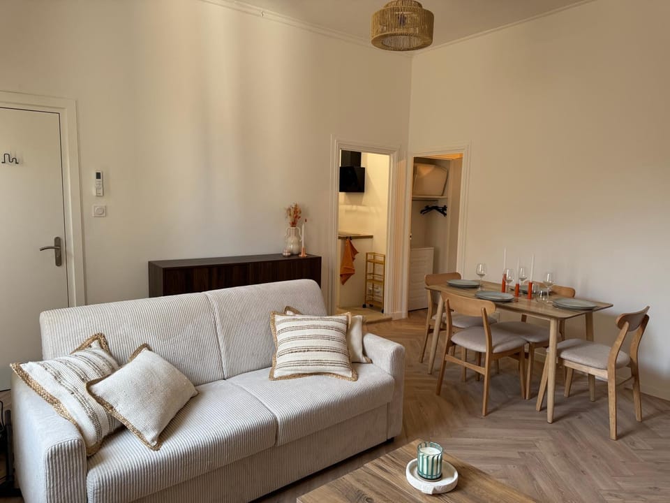 Living room, Seating area, Dining area