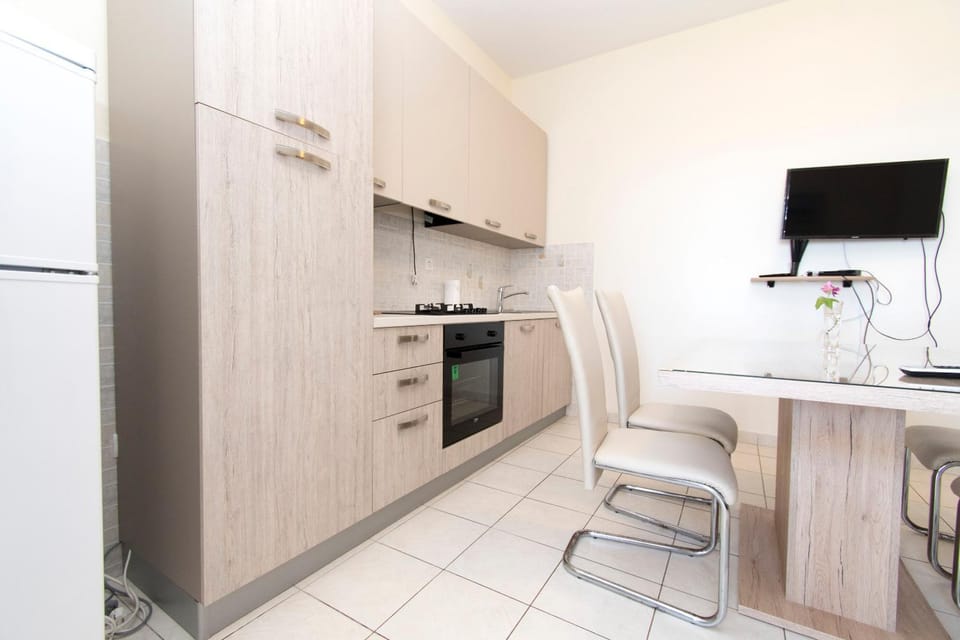 TV and multimedia, Kitchen or kitchenette, Dining area, oven, stove