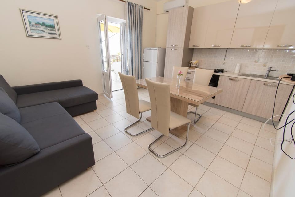 Coffee/tea facilities, Balcony/Terrace, Kitchen or kitchenette, Living room, Seating area, Dining area, stove, air conditioner