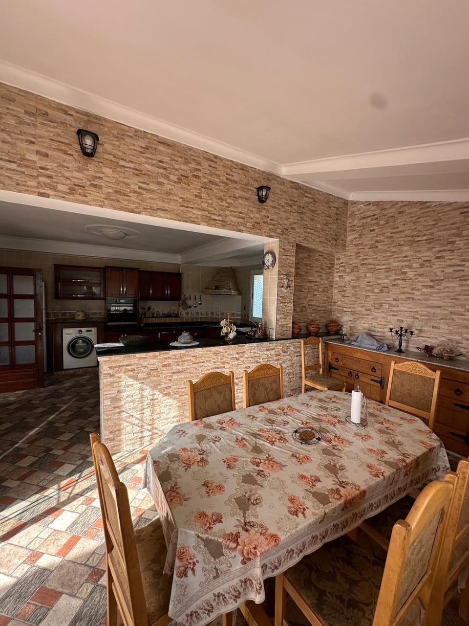 Kitchen or kitchenette, Seating area, Dining area