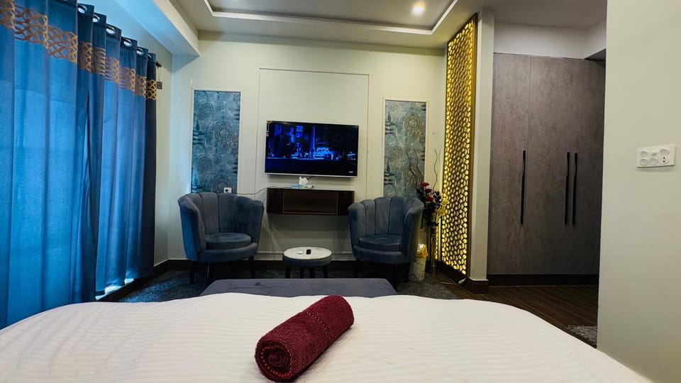 Bed, Seating area, Bedroom, wardrobe
