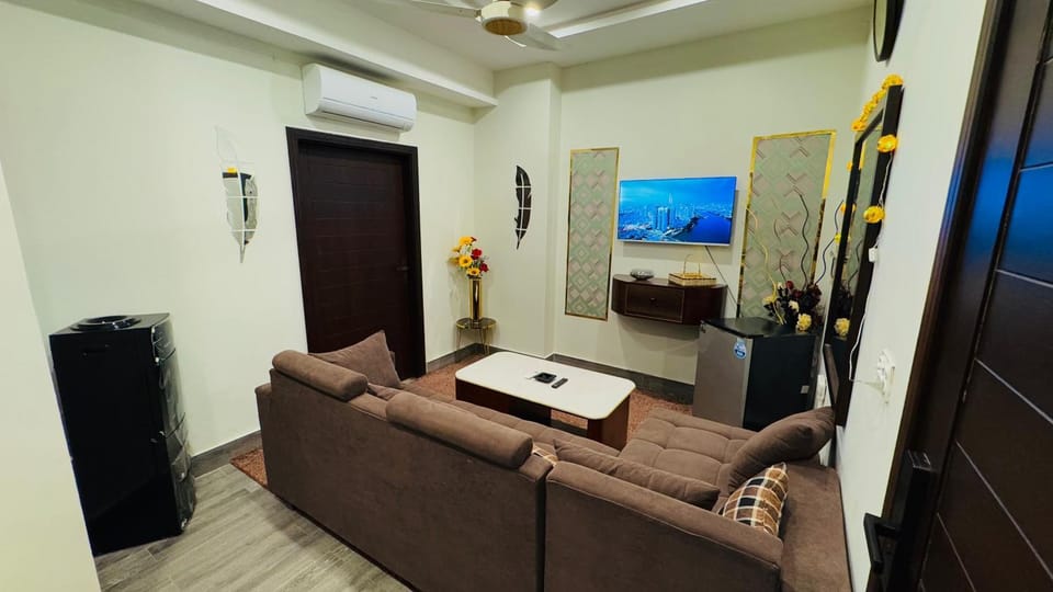 Communal lounge/ TV room, TV and multimedia, Living room, Seating area
