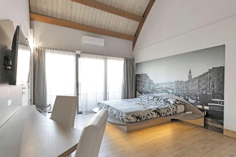 Bed, TV and multimedia, Photo of the whole room, Bedroom, air conditioner