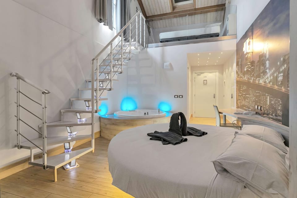 Bed, Hot Tub, Photo of the whole room, air conditioner