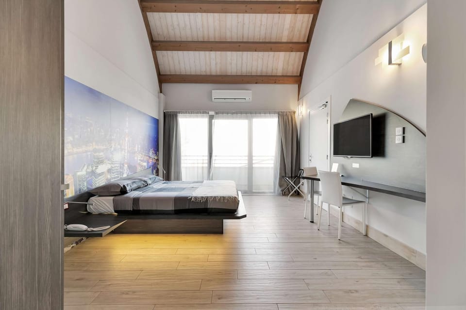 Bed, TV and multimedia, Photo of the whole room, Bedroom