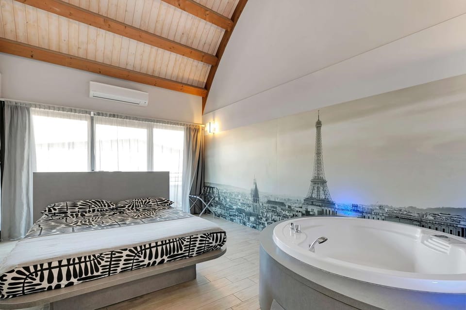 Hot Tub, Bedroom