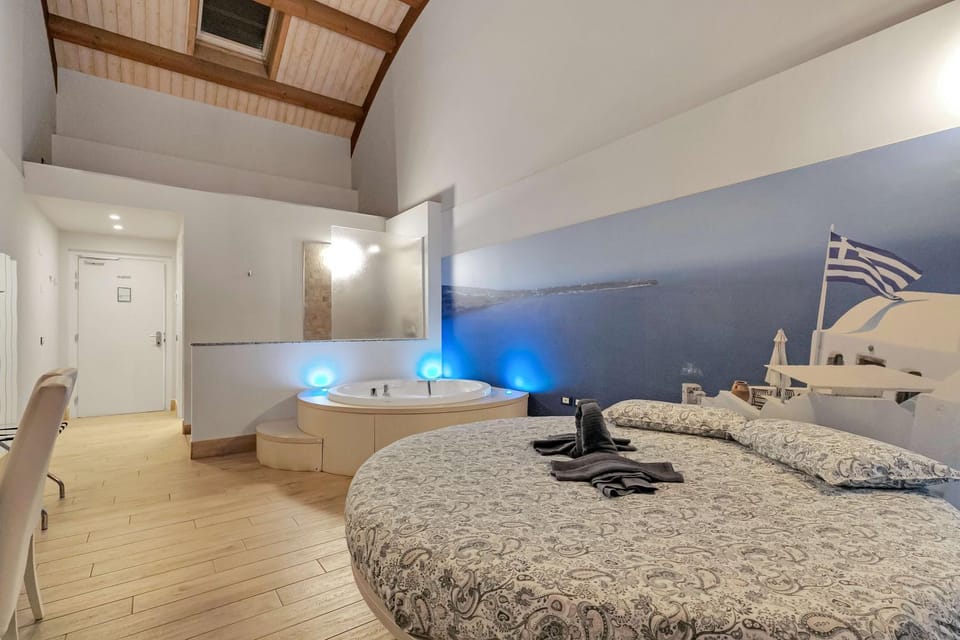 Bed, Hot Tub, Bedroom, towels