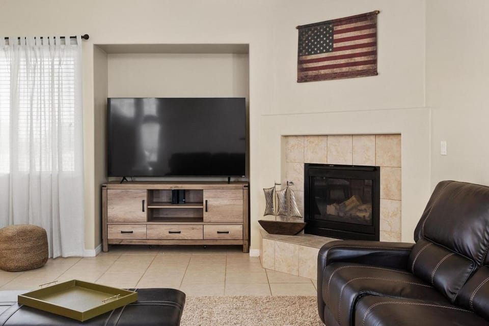 Communal lounge/ TV room, TV and multimedia, Living room, Seating area, Evening entertainment