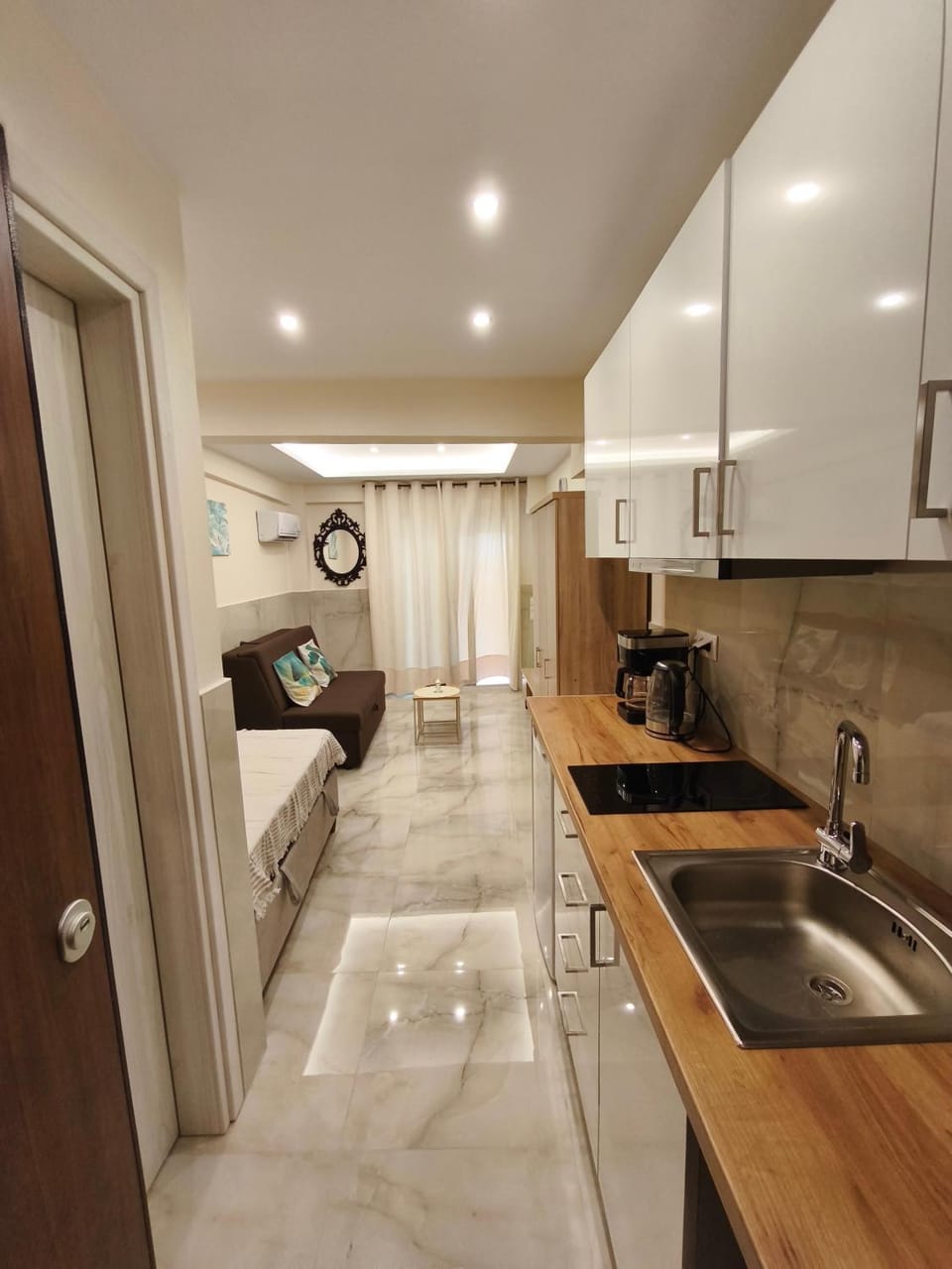 Kitchen or kitchenette, minibar, stove