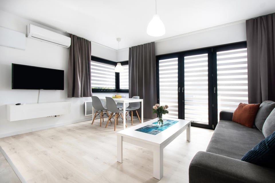 TV and multimedia, Kitchen or kitchenette, Living room, Dining area, oven, stove, kitchen