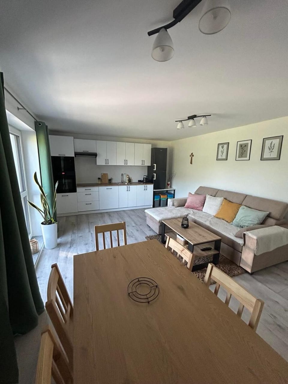 TV and multimedia, Kitchen or kitchenette, Living room, Photo of the whole room, Dining area