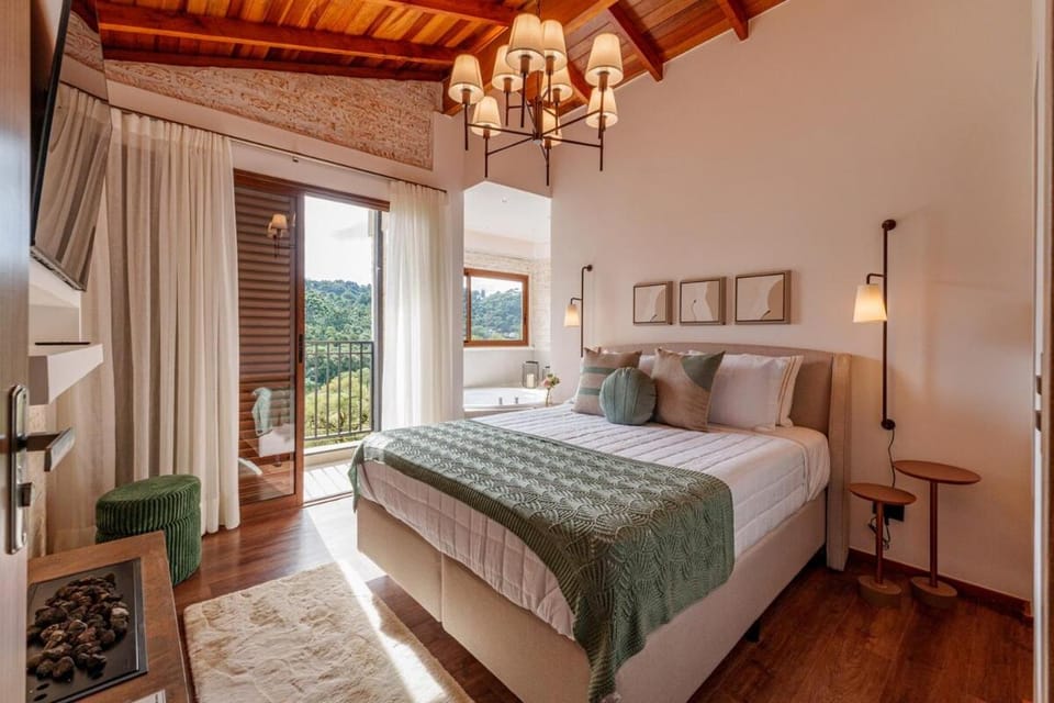 Bed, Hot Tub, TV and multimedia, Photo of the whole room, Bedroom, fireplace