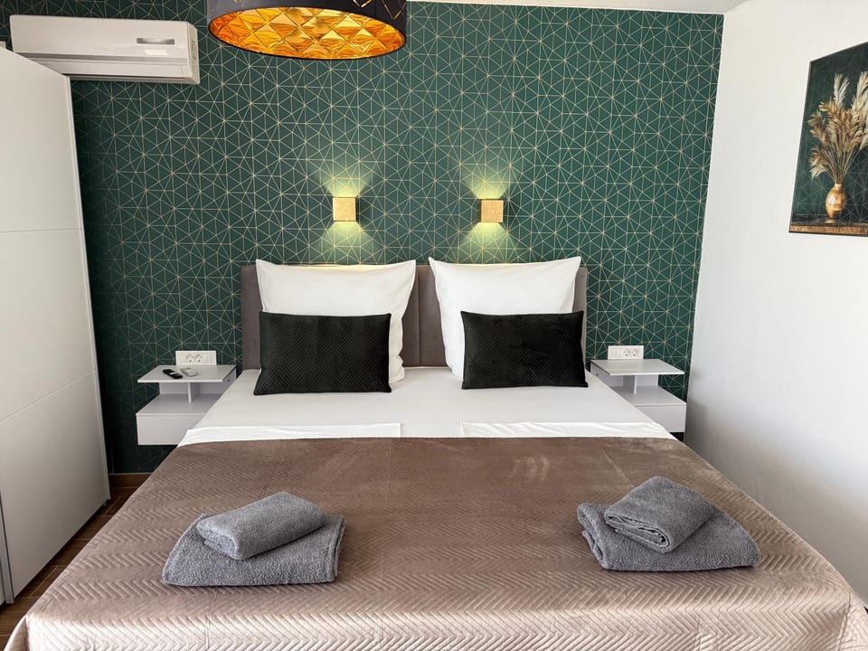 Bed, Photo of the whole room, Bedroom, towels, air conditioner