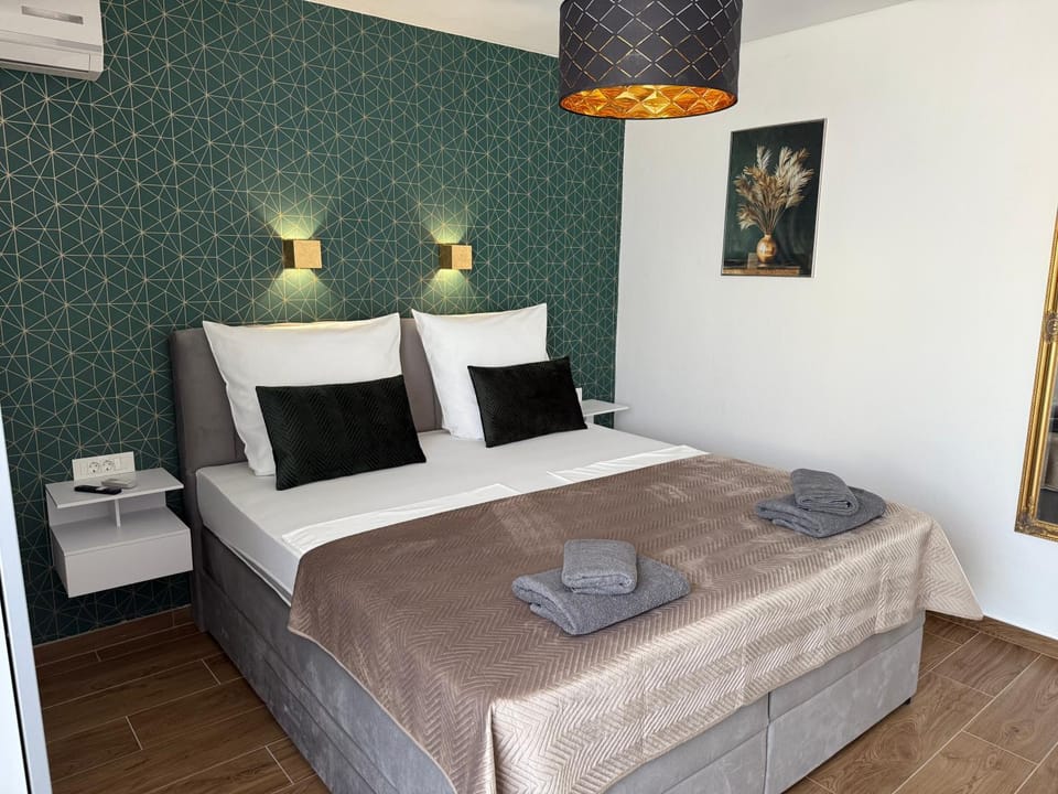 Bed, Photo of the whole room, Bedroom, towels, air conditioner