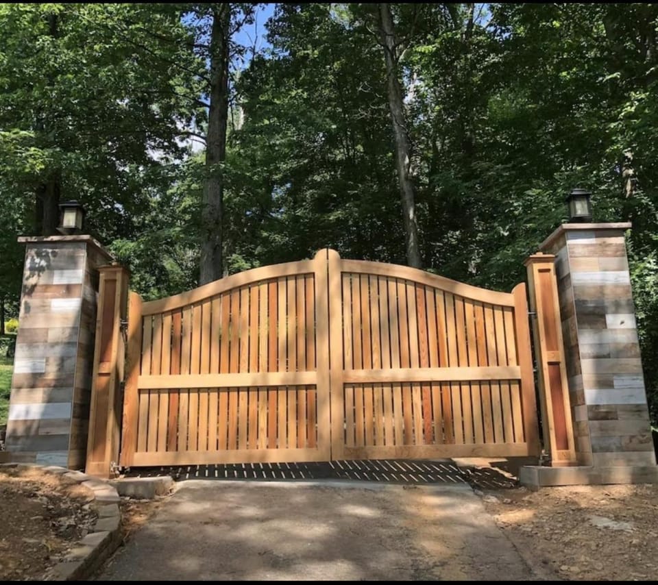 Stone Leaf Farm Private Nature Retreat with Pool, Waterfalls, Orchards & Gardens Bed and Breakfast in Catoctin