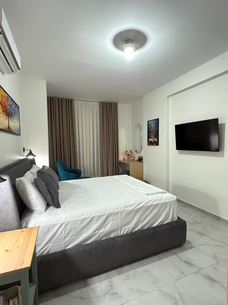 Bed, TV and multimedia, Photo of the whole room, Bedroom
