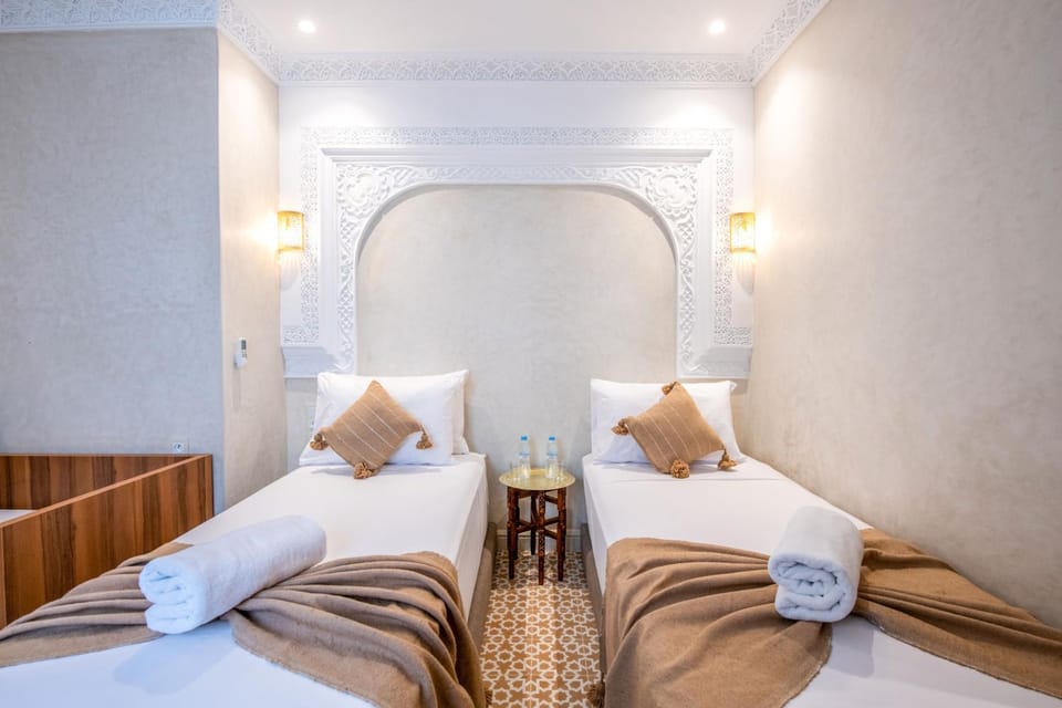 Bed, towels