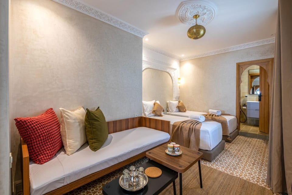 Seating area, Bedroom, towels
