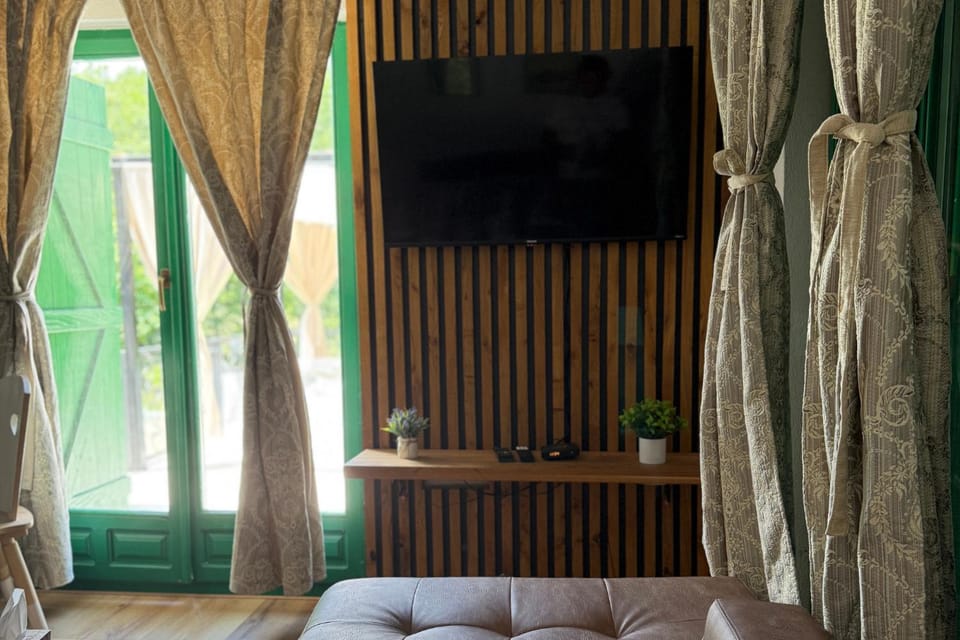 Communal lounge/ TV room, TV and multimedia, Living room, Seating area, Evening entertainment