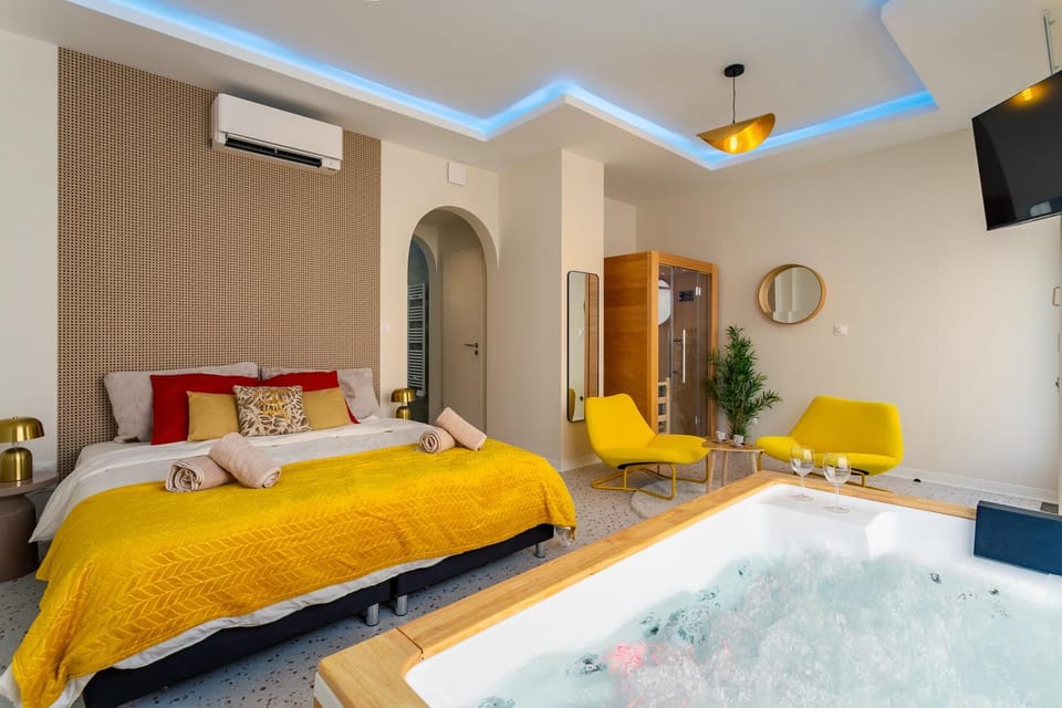 Hot Tub, Photo of the whole room, Bedroom