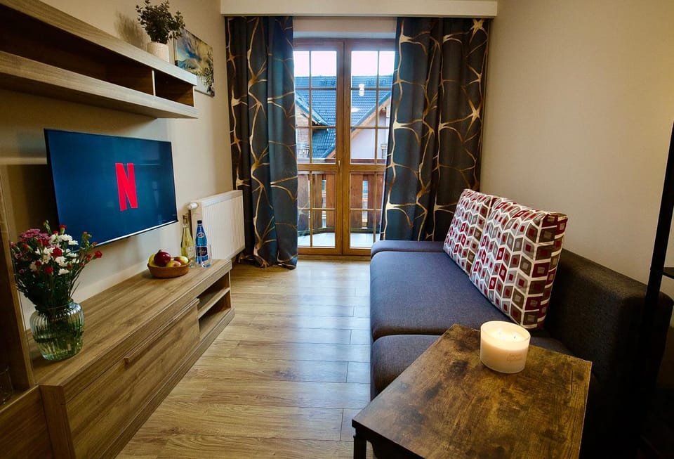 TV and multimedia, Living room, Seating area, Evening entertainment
