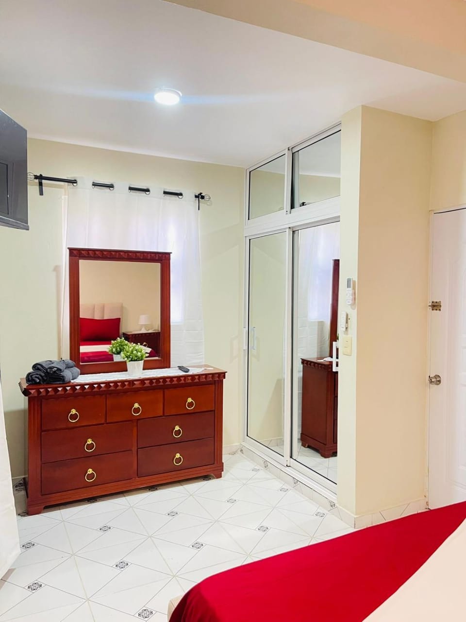 Bed, TV and multimedia, Photo of the whole room, Bedroom, wardrobe