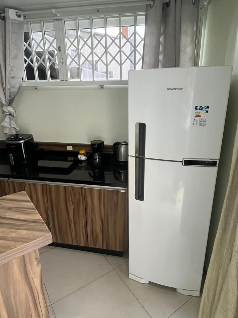 Kitchen or kitchenette, minibar