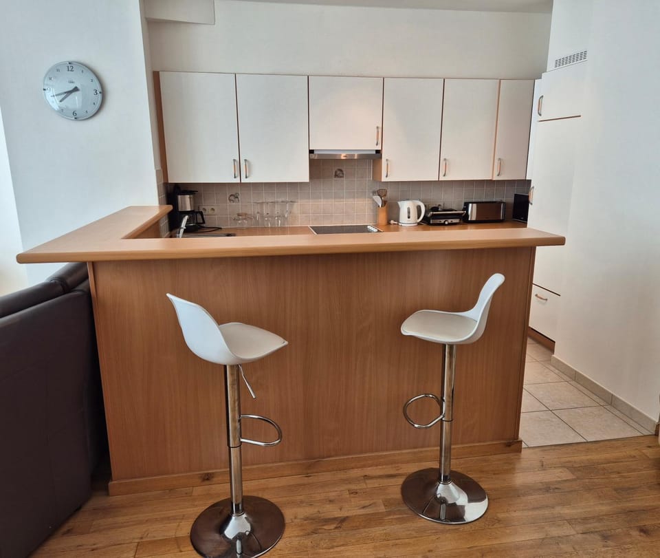 Coffee/tea facilities, Kitchen or kitchenette, stove, toaster